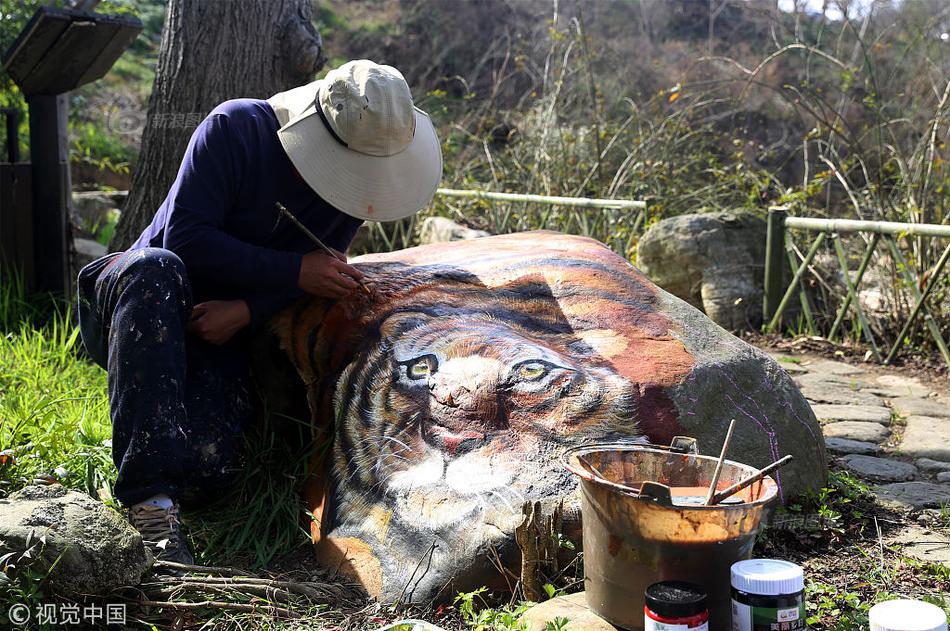 驚奇！英國動物園一黑熊用布條蘸水給自己洗澡