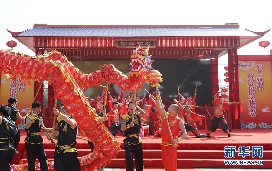 驚奇！英國動物園一黑熊用布條蘸水給自己洗澡