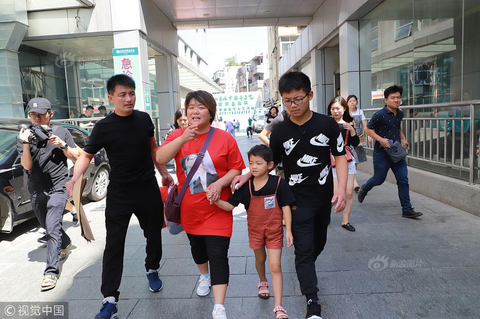丈夫張丹峰風波后洪欣首現身 全程帶笑