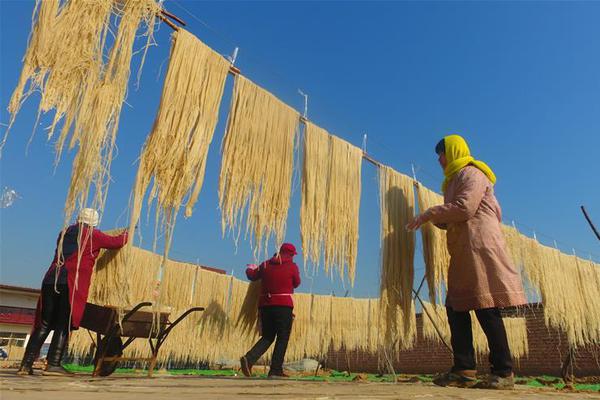 獨腿少年拒免考跳完千米 老師給其滿分