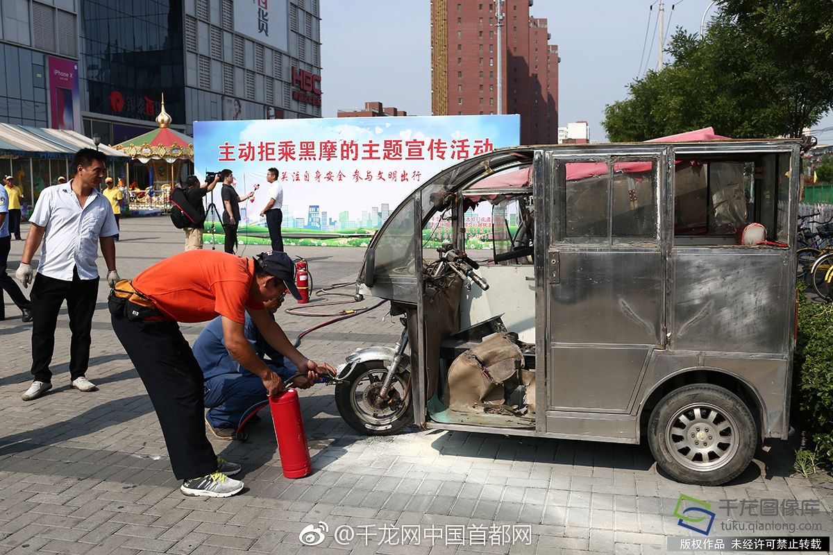 阿黛爾被曝酒吧熱吻男子 目擊者：長得蠻像她前夫