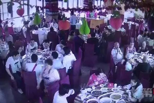 為了研究長城吉利誰更強，我們砸了一臺吉利，并開走了一臺真坦克……