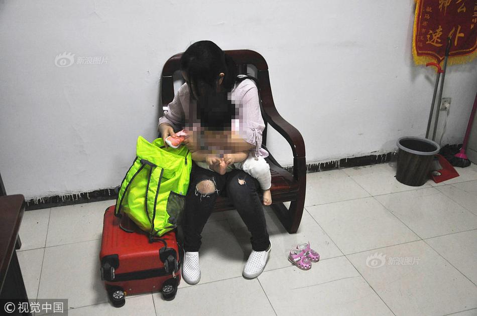 [踐行社會主義核心價值觀]烈日下男子暈倒 女護士伸出援手救助