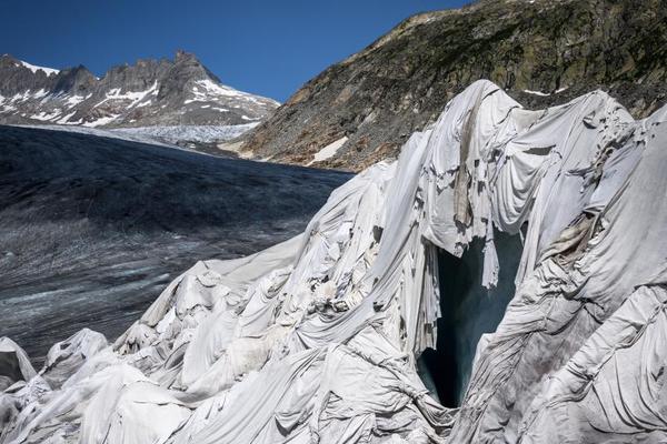 濟南寒潮兇猛氣溫驟降，南山冰瀑下的&ldquo;鐵鍋燉&rdquo;沐浴挺新奇