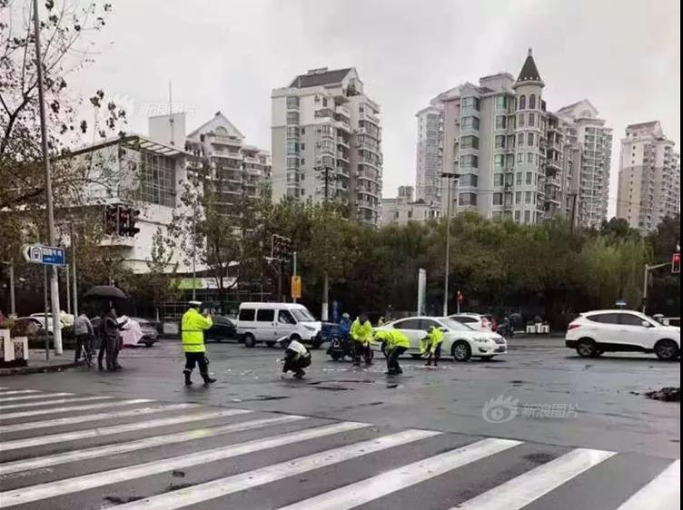 周杰倫陪岳父逛古董市集 大吃美食情同父子