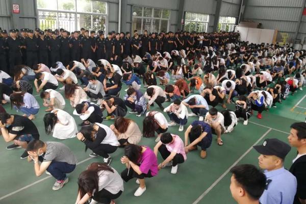 老鐵們，一只穿云箭，我給老鐵在窗戶(hù)上寫(xiě)上你的名字，雙擊666