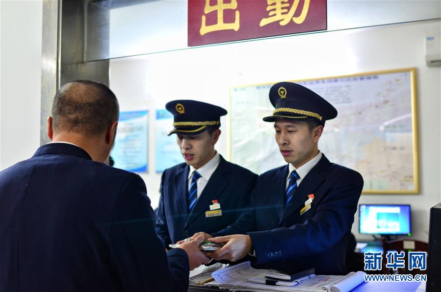 天津港保稅區首批氫能重卡示范運營項目啟動