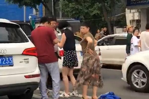 中國氣候變化事務特使應約與法國總統外事顧問博納舉行會談