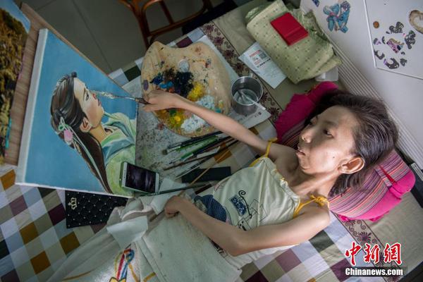 嚴屹寬帶家人節前出游 小肉肉看天安門認真專注