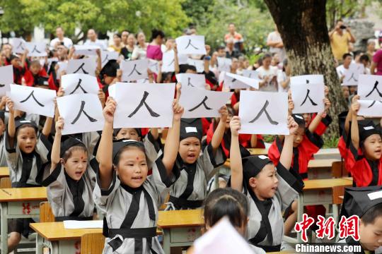 臺(tái)網(wǎng)友:做替死鬼還傻笑