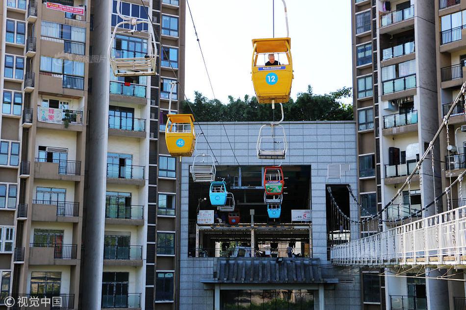 濟南市首個專業足球場黃河體育中心足球場首節鋼結構完成吊裝