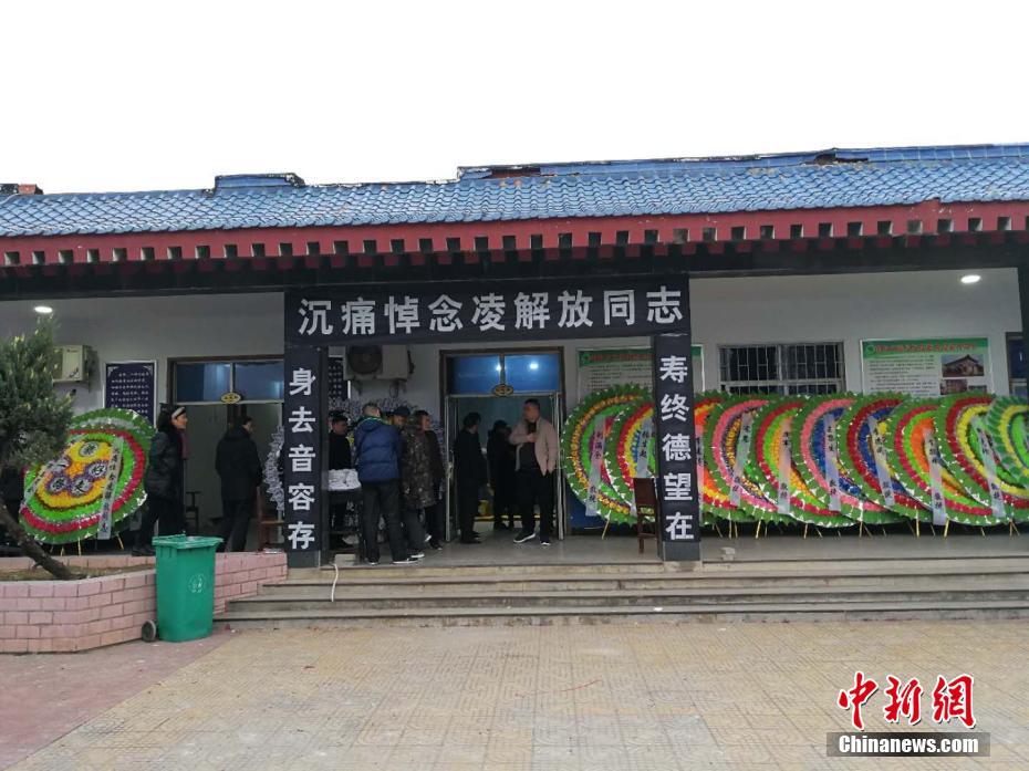 以為老師懷孕一直體貼照顧，快學期末她告訴我她是胖的