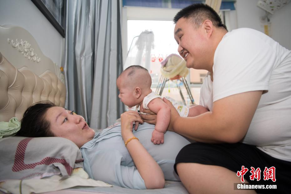 林志玲“泡面”卷發(fā)配長裙顯浪漫風(fēng)情