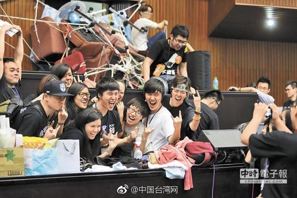男子洗澡不關窗被女鄰居罵不要臉 回懟:信不信砍你