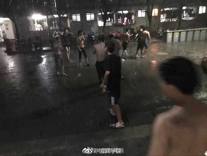 Adobe新推出了一款電子感應裙，好玩