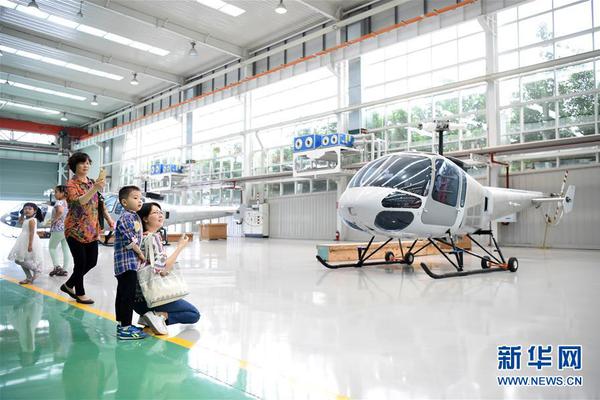 媽媽買飯把2歲兒子綁床上，問其原因哭著說：怕摔下來